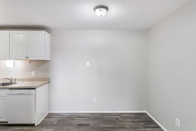 Building Photo - *Beautiful Apartment in Park Like Setting* Updated Shaker Cabinets and Appliances HEAT included