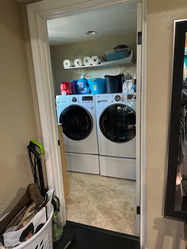 State of the art washer and Dryer - 7307 Anatola Ave