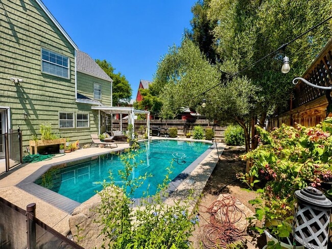 Building Photo - Beautiful Woodward Park 3/3 in Gated Community