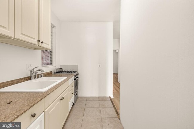 Building Photo - 1102 K St SE