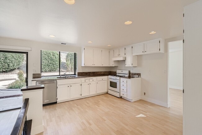 Building Photo - 3 Bedroom 2.5 Bath two story home!!!