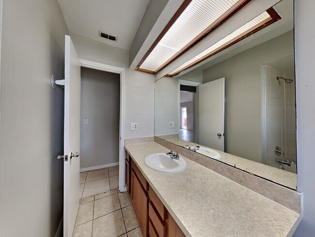 Building Photo - 102 Cascade St