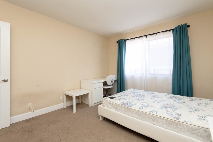 Building Photo - 10982 Roebling Ave