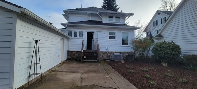 Building Photo - 825 NE Evans St