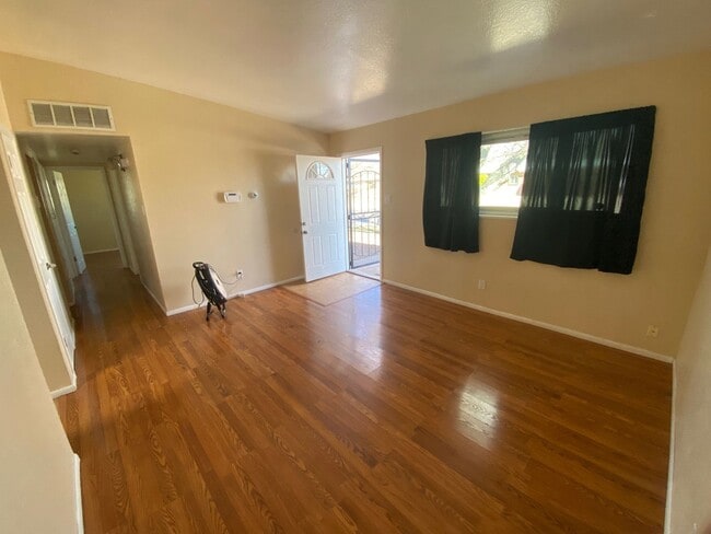 Building Photo - Beautiful 3 bedroom