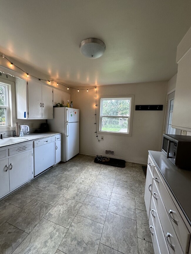 Building Photo - Exciting 3 Bed 1 & 1/2 Bath close to UWEC!