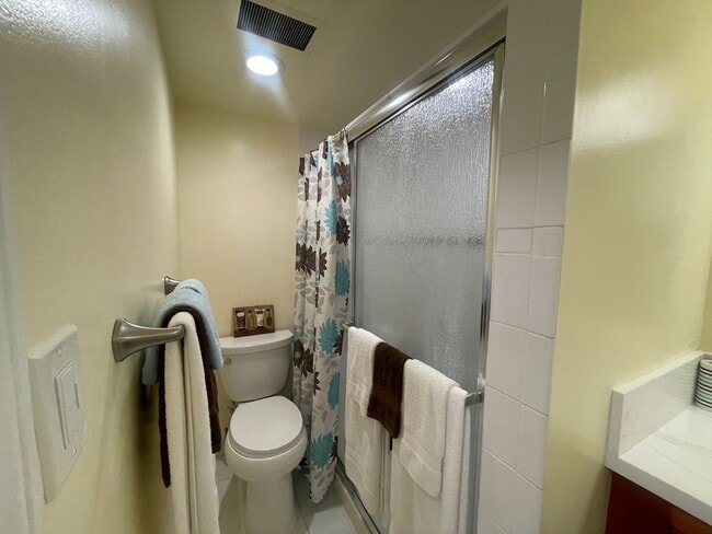 Building Photo - 2/2 Condo with 1 parking in Pool Community