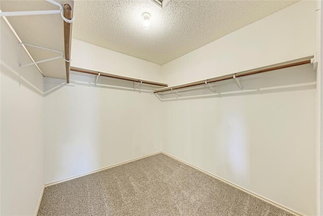 Building Photo - 1009 Riverlawn Dr