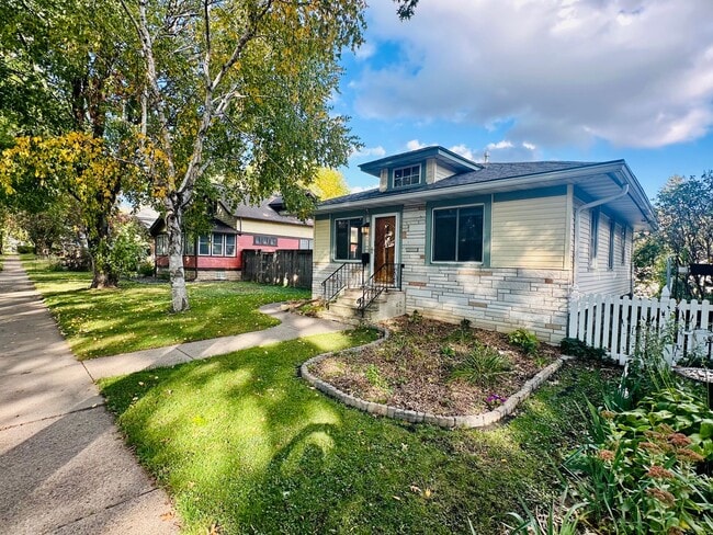 Building Photo - Elegant 2-Bedroom Single Family Home w/ Mo...