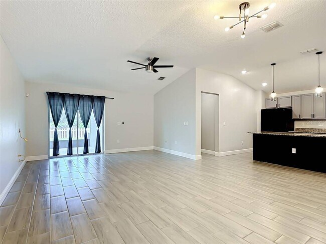 Building Photo - 3040 Lakes Crest Ave