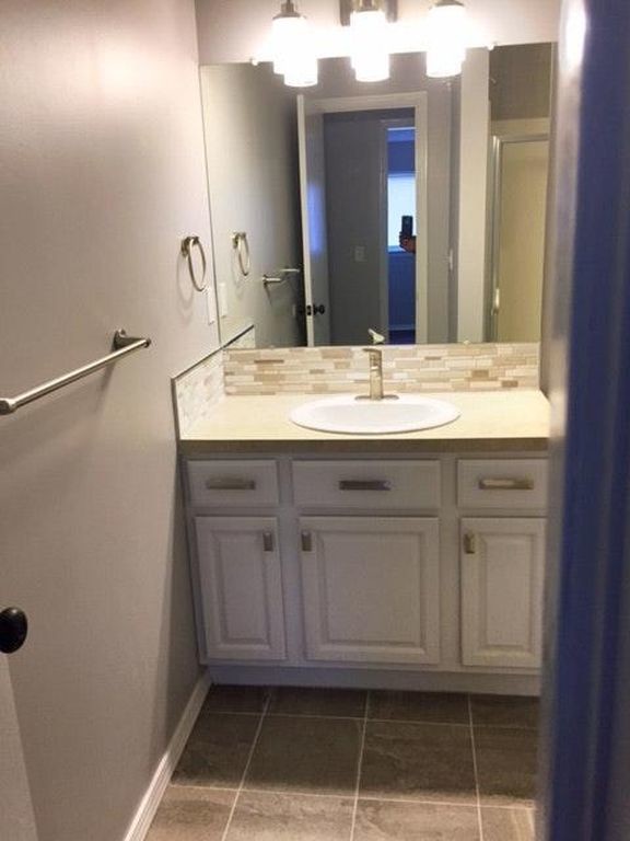 Building Photo - 708 S Red Oaks Cir