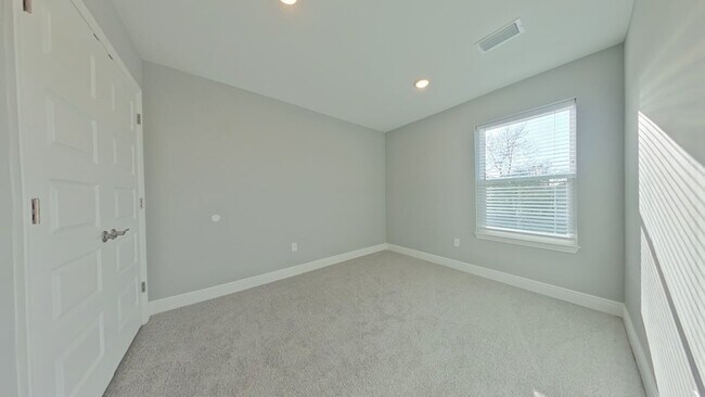 Building Photo - 806 Kenneth Dr