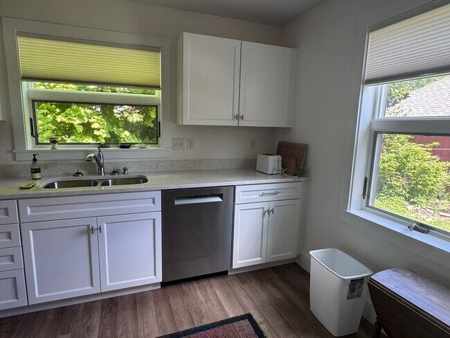 Building Photo - 2BR WATERFRONT OASIS RETREAT Webb Field Rd