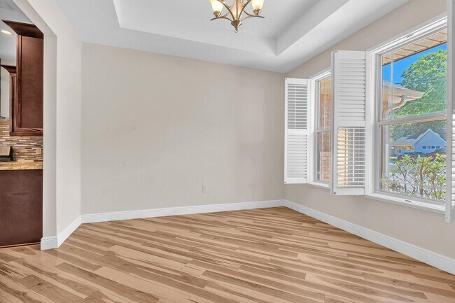 Building Photo - Stunning 4 Bedroom in PRIME Location!!  South of I-10!!