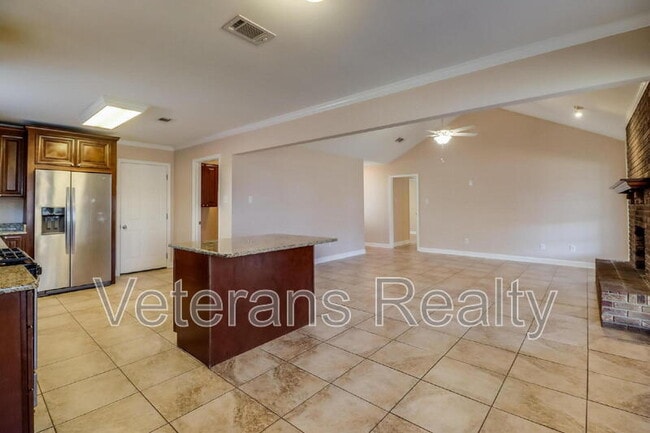 Building Photo - 2135 Baywood Dr