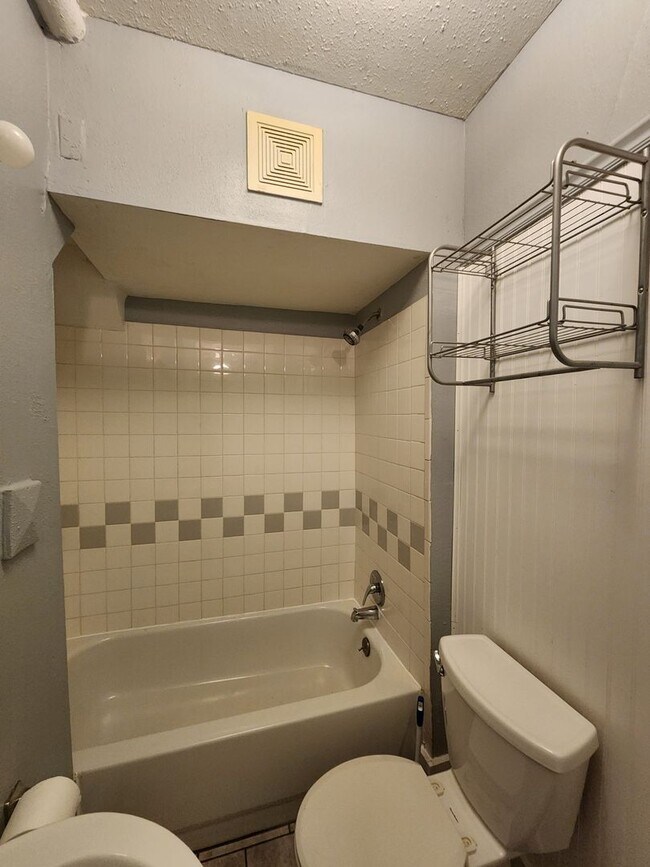 Building Photo - Three Bedroom in Alton