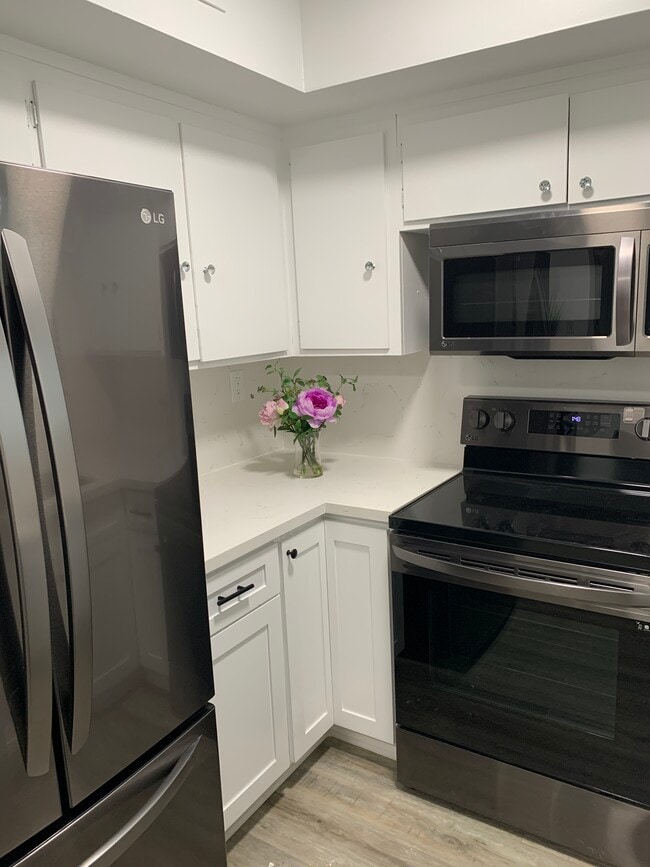 Kitchen - 1841 N Fuller Ave