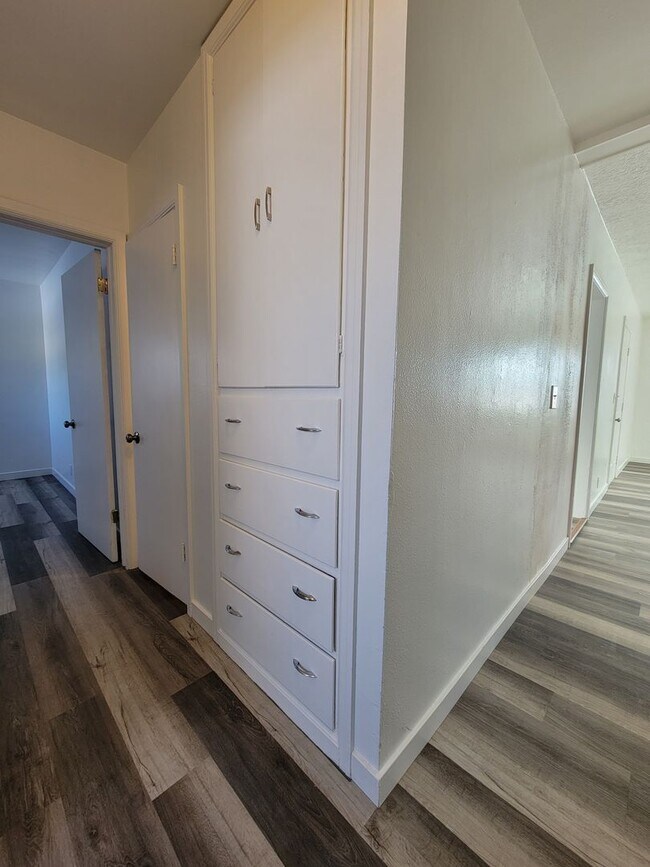 Building Photo - Newly Updated Modern 3 Bedroom, 1 Bathroom Apartment for Rent in Shelley with Garage! By Real Pro...