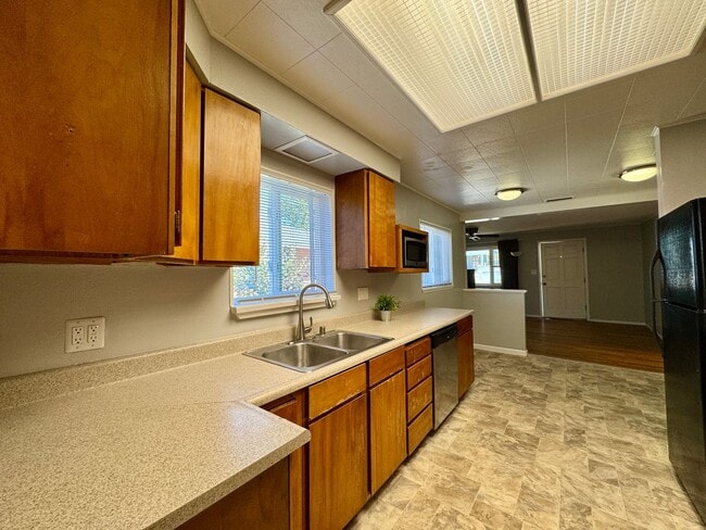 Building Photo - Charming Home Available in Tahoe Park!