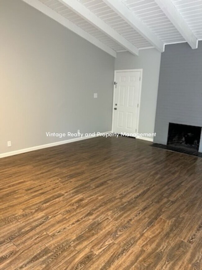 Building Photo - This Updated 2 Bedroom Duplex Is Ready to ...