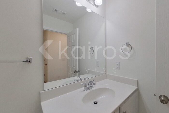 Building Photo - 226 Long Is Dr