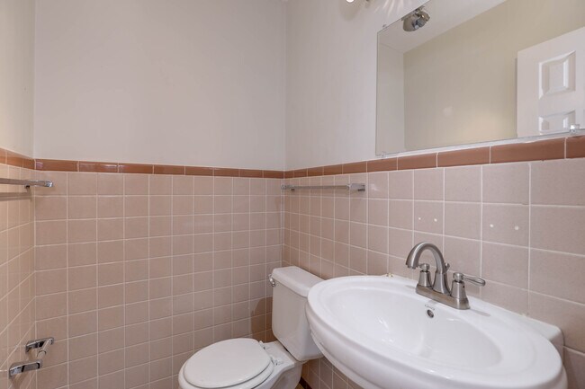 Building Photo - 1403 Hawthorne Dr