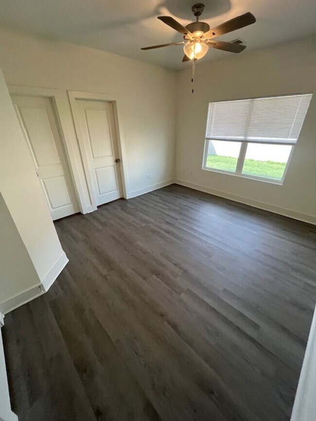 Building Photo - Beautiful 3-Bedroom Family Home for Rent in Fox Run!