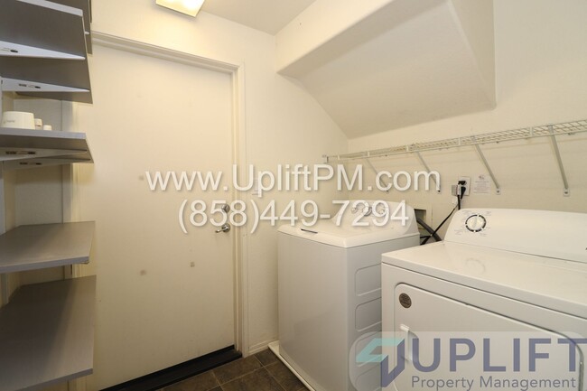 Building Photo - $1000 off 1st months rent  3-Bed Apartment