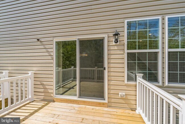 Building Photo - 10 Lilac Cir