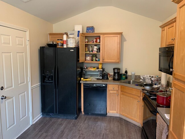 Building Photo - 3BR Eastside Single Family Home in Pinecrest!