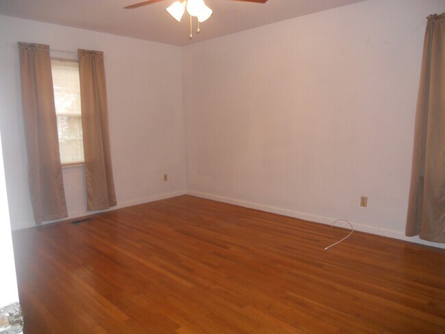 Building Photo - 868 Moyer Rd