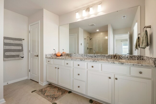 Building Photo - Gorgeous modern craftsman home in South Raleigh!