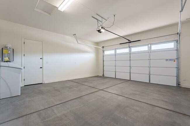 Building Photo - 5 BEDROOM 4 BATH SINGLE FAMILY HOME