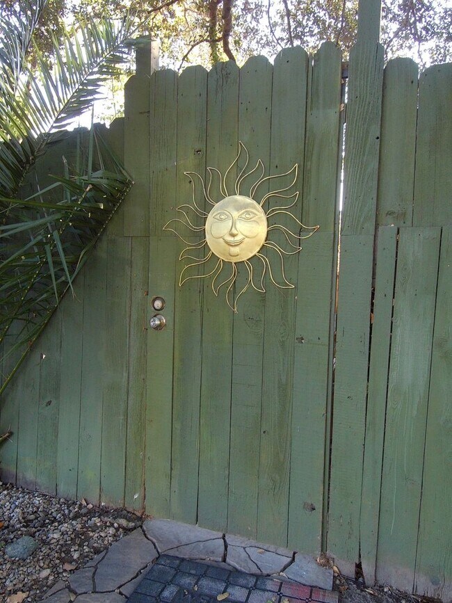 Building Photo - MON301