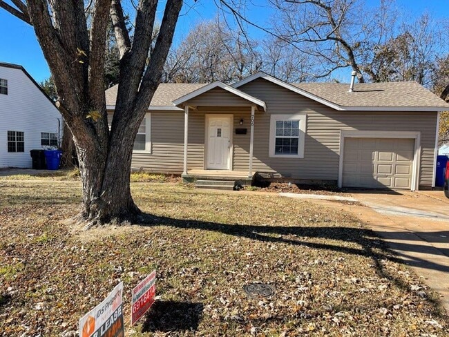 Building Photo - 2 bed one bath with Large outdoor space, o...