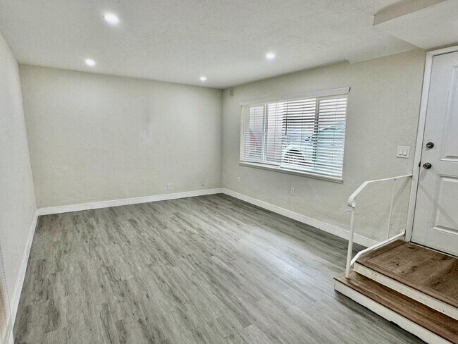 Building Photo - 5478 Vicente Way