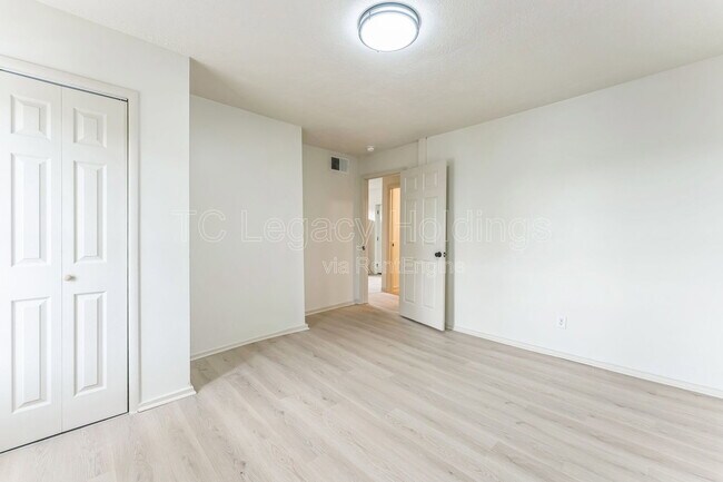 Building Photo - 415 Simpson Ave