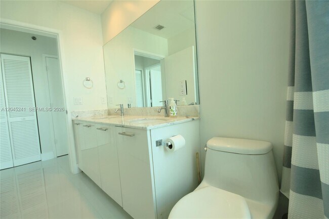 Building Photo - 950 Brickell Bay Dr