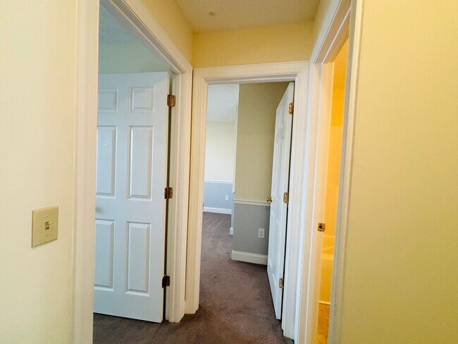 Building Photo - 3 Bedroom 2.5 Bath Townhouse
