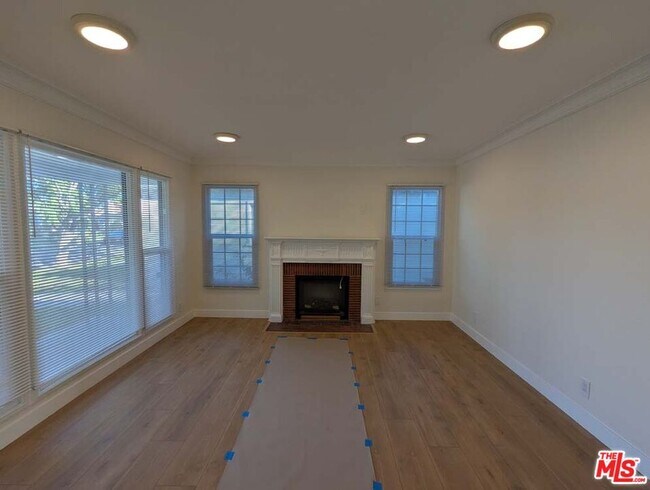 Building Photo - 3966 S Victoria Ave