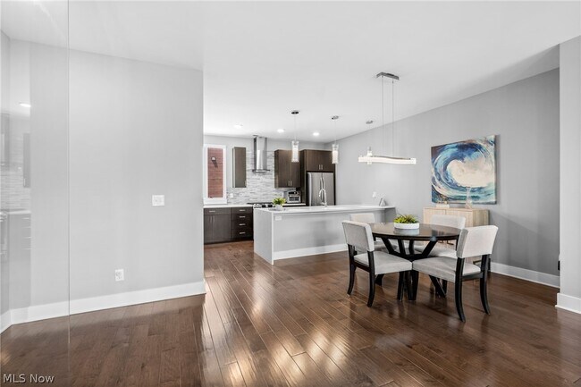 Building Photo - 1240 W 70th St