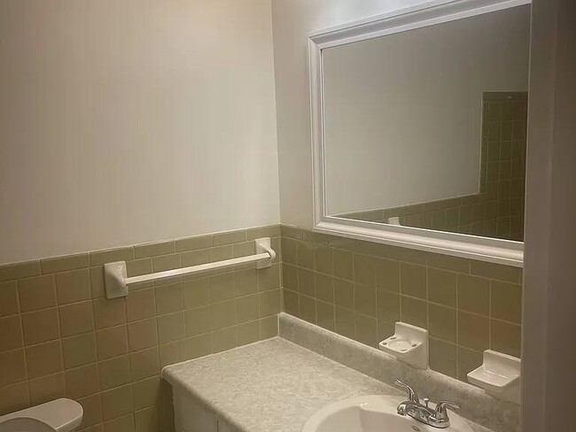Building Photo - 904 N Duchesne Dr