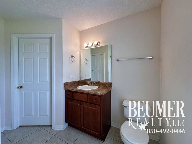 Building Photo - Charming 3-Bedroom Home in Lake Cook Estat...