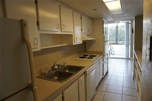 Building Photo - 470 3rd St S