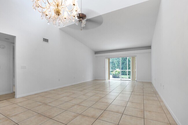 Building Photo - Bright & Airy 3-Bed Home Close to Universi...
