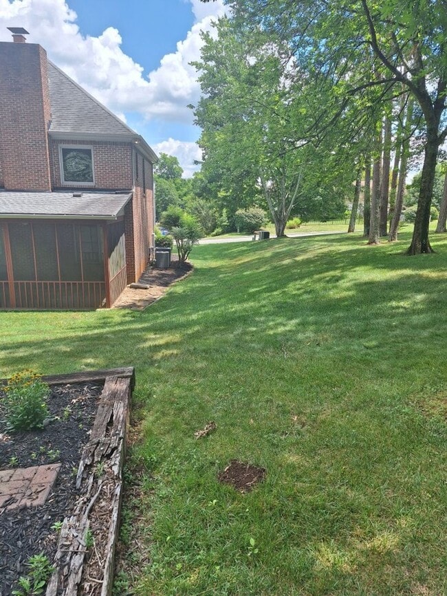 Building Photo - 4bd/3 bath located in desirable neighbor in Fox Den Subdivision in West Knoxville