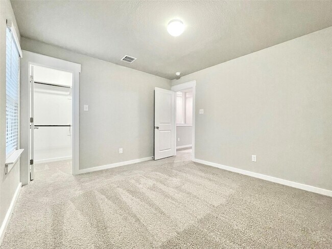 Building Photo - 2415 Lakey Cv