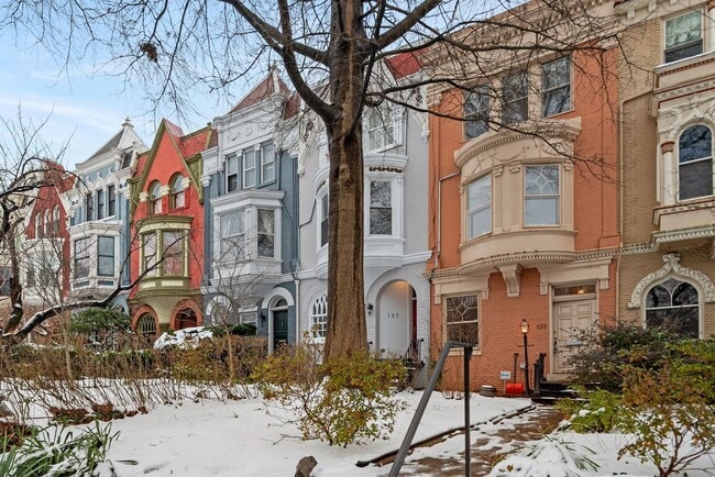 Building Photo - 3 Bed 2.5 Bathroom - Capitol Hill Rowhome - Driveway For Parking