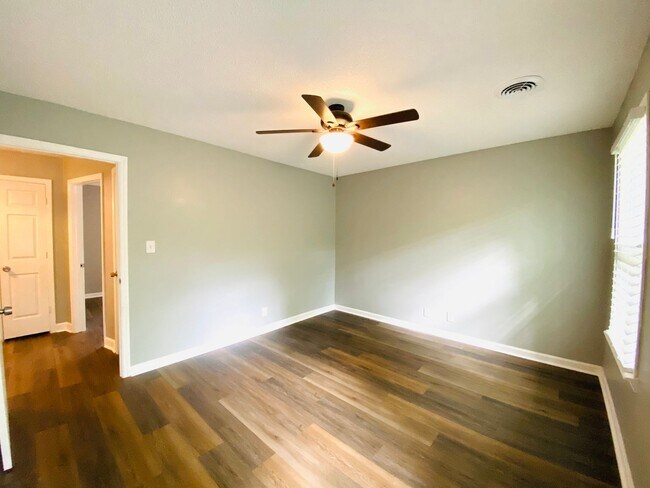Building Photo - 1103 Rosebrook Dr