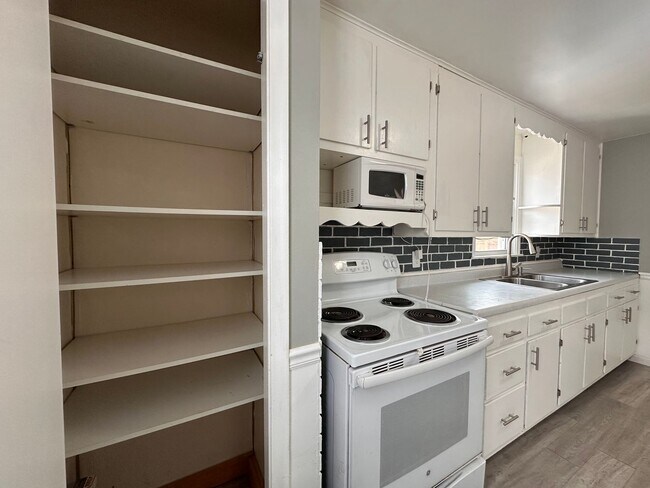 Building Photo - Recently Renovated 3 Bedroom 1 Bath Single Family Home!